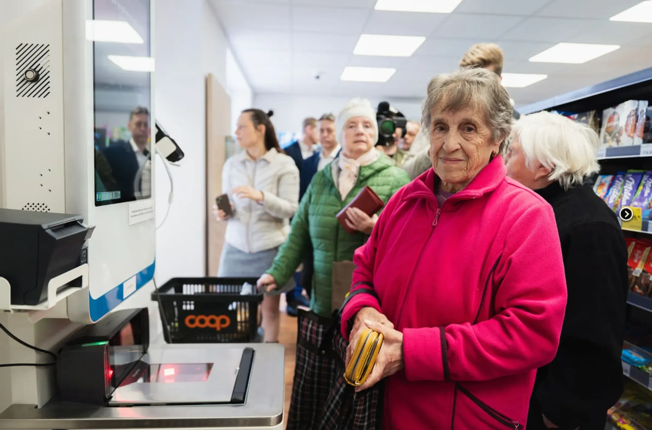 Seniorka nakupující v automatické prodejně